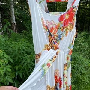 Nwt beautiful flowing flowered summer dress